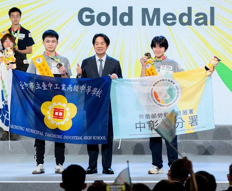 第55屆全國技能競賽閉幕頒獎      中彰投分署勇奪 14 金 10 銀13銅技職實力閃耀全國！