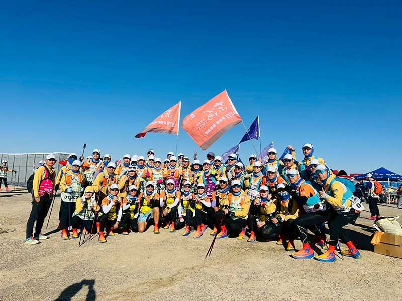 東海張國恩校長與林正雄理事長親自陪跑率七十人挑戰戈壁大漠奪四大獎