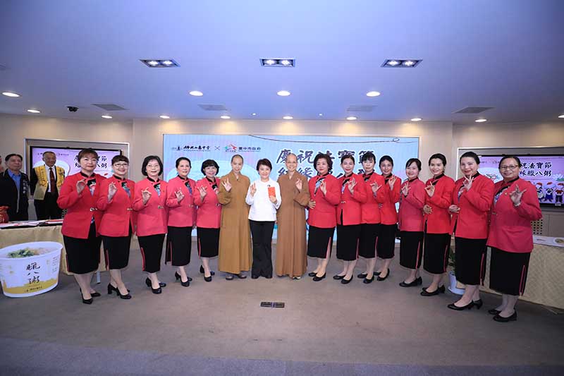 佛光山惠中寺慶祝法寶節結緣臘八粥贈粥      感謝台中市政府團隊長期對市政的努力