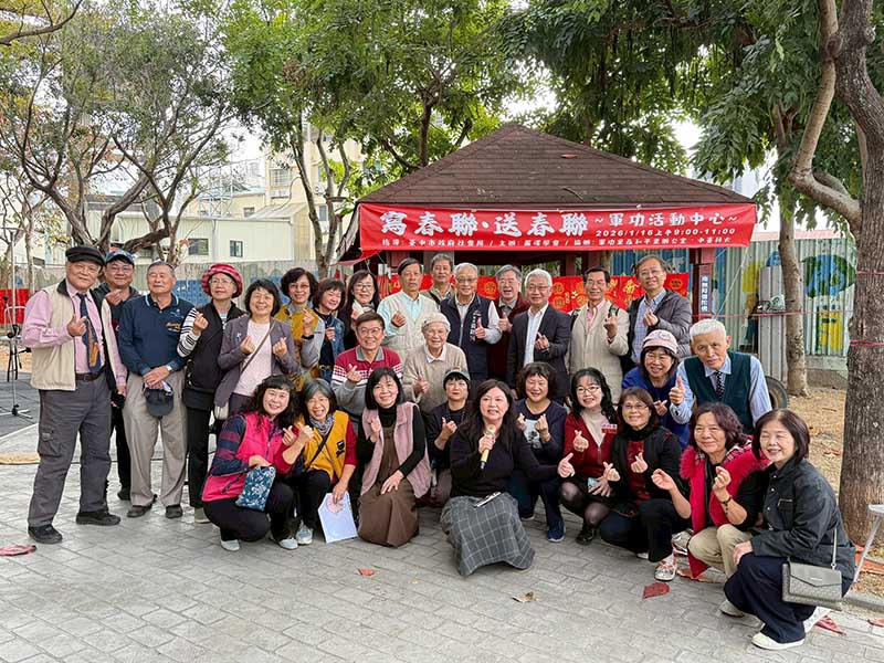 響應傳統年節手寫春聯－大坑麗澤學會與中臺科大攜手軍功社區 青銀揮毫迎馬年